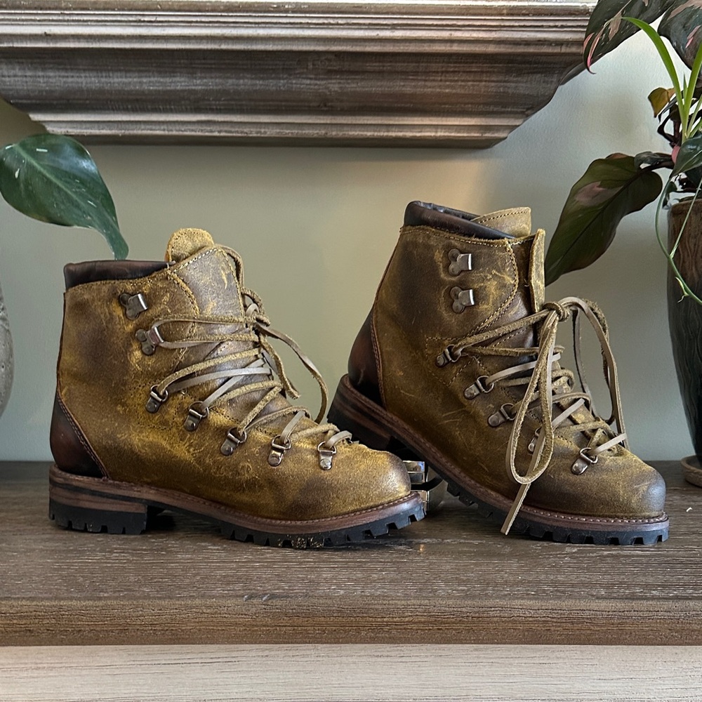 Freebird Hiker Olive Suede NIB size 9